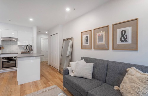 Grandview-Woodland Apartment | D20 - Modern urban living