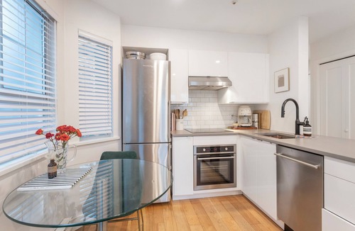 Grandview-Woodland Apartment | D20 - Modern urban living