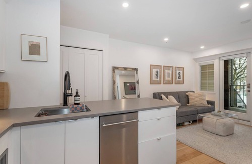 Grandview-Woodland Apartment | D20 - Modern urban living