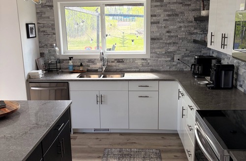 Westerose Cabin | Daze Off - Modern Cabin at Pigeon Lake (Pet Friendly)