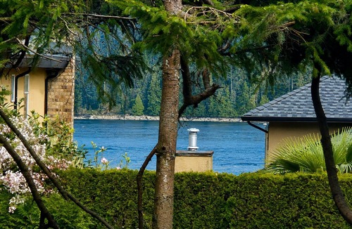 Dollarton House | Deep Cove - 2BR Near Ocean, Trails, Skiing, Biking & Kayaking.