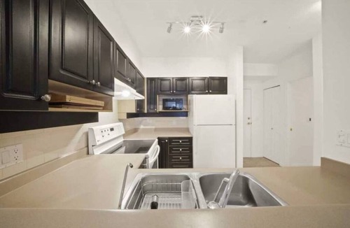 District of North Vancouver Apartment | Deep Cove Cozy 1BR Condo