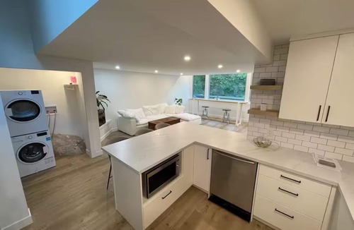 Deep Cove House | Deep cove dreaming? Brand new large private condo