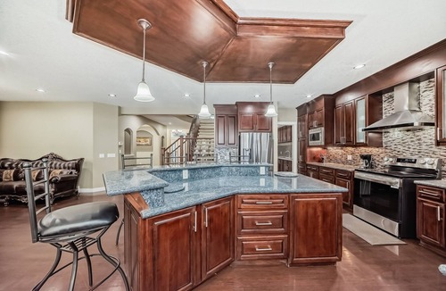 Symons Valley House | Delightful, Stunning Luxury Home with Double Garage & Balcony