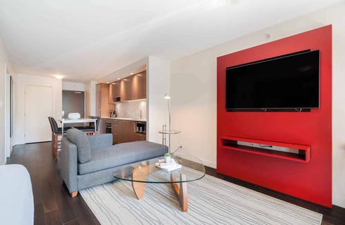 Yaletown Apartment | Deluxe Yaletown 1BR Suite w/Access to Pool & Gym
