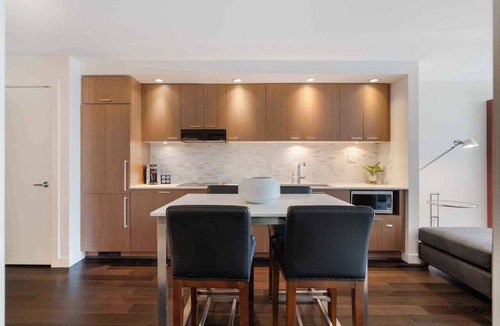Yaletown Apartment | Deluxe Yaletown 1BR Suite w/Access to Pool & Gym