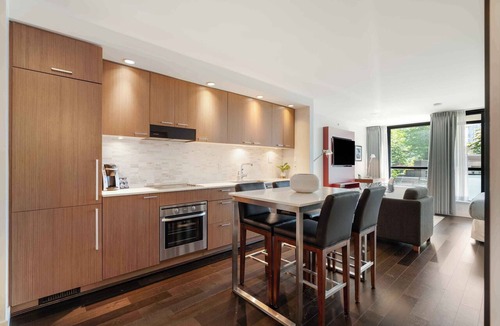 Yaletown Apartment | Deluxe Yaletown 1BR Suite w/Access to Pool & Gym