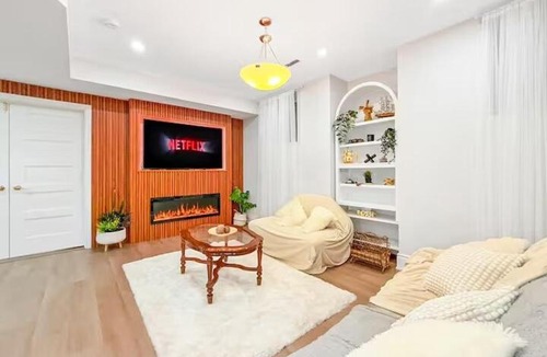 Oakville Apartment | Designer 4BR Basement Aymond Suites Oakville