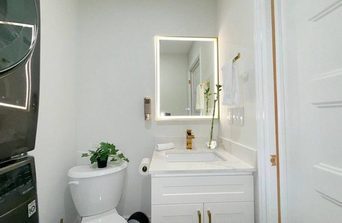 Oakville House | Designer 4BR Basement Suite – Oakville