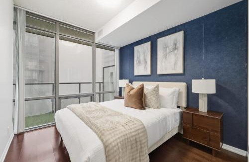 Bay Cloverhill Apartment | Designer Bay Street Condo Sleep 6
