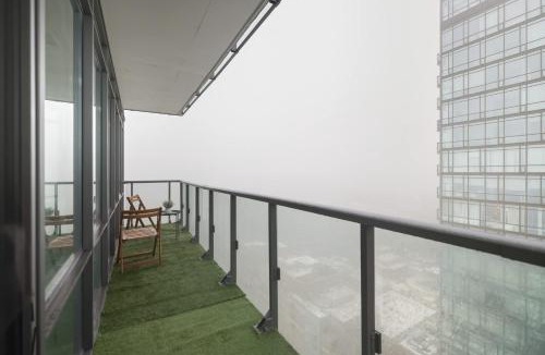 Bay Cloverhill Apartment | Designer Bay Street Condo Sleep 6