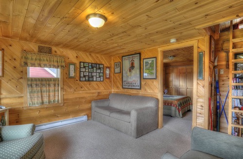 Rangeley House | 🐾Digby's Overlook - Small cabin just minutes from downtown Rangeley, dog friendly