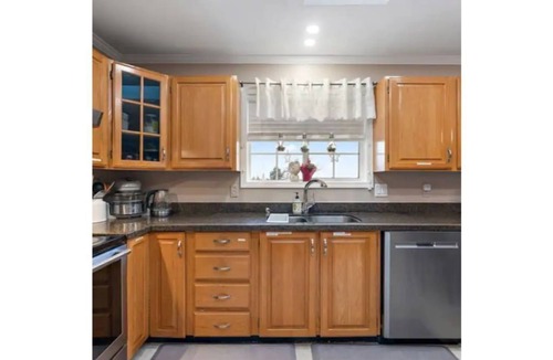Saanich West House | Discover Tree Top StunningView | 4 bedrooms | 7 Sleeps | AC | Free parking