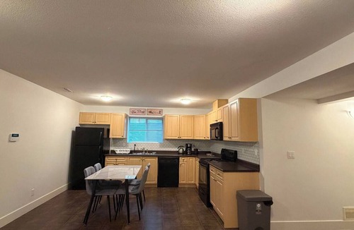 East Clayton House | DM Glow Suite | Modern 2BR/1BA Getaway in Clayton