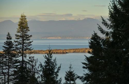 Regional District of Nanaimo House | Dolphin House by EMR Vacation Rentals