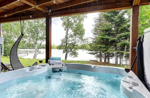 La Minerve Ski Chalet | Domaine Waterfront Spa Near Mont-Tremblant
