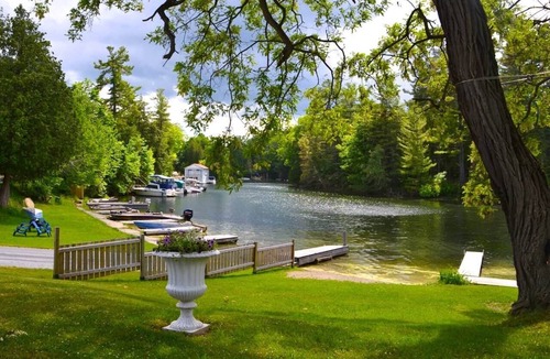 Rideau Lakes Villa | Dorothy’s Lodge | Large Waterfront Retreat on the Rideau