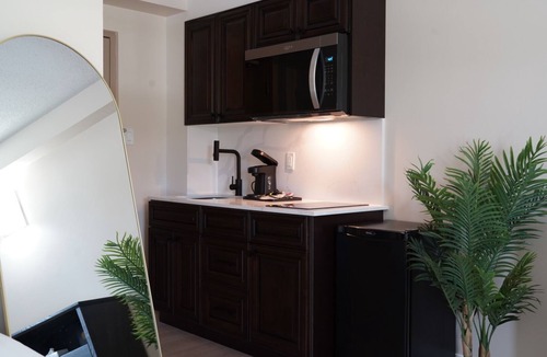 Silvertown Apartment | Double Queen Bachelor Suite w/free breakfast on Niagara Gorge!