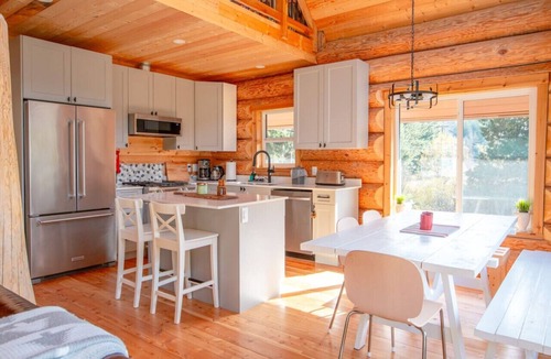 Sunshine Valley Cabin | Douglas Fir Retreat | Mtn Views + Expansive Deck