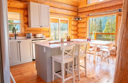 Sunshine Valley Cabin | Douglas Fir Retreat | Mtn Views + Expansive Deck
