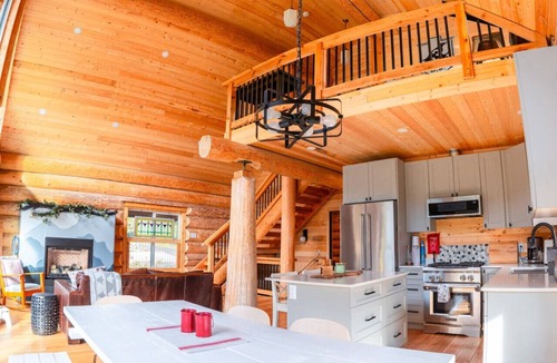 Sunshine Valley Cabin | Douglas Fir Retreat | Mtn Views + Expansive Deck