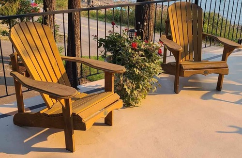 Blind Bay House | Down By The Bay, Shuswap Lake- Large Semi Lakefront with Beach/Buoy