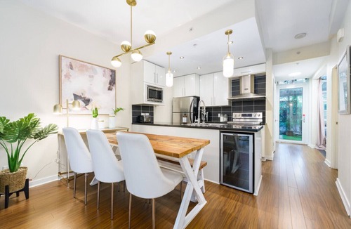 Crosstown House | Downtown 3Beds/2.5Bath Private-Entry Urban Townhome