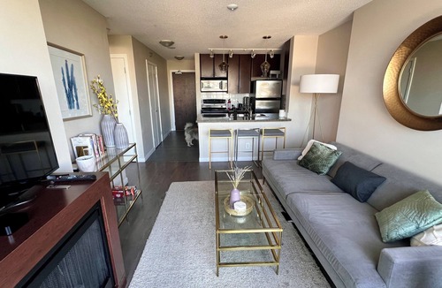 Crosstown Condo | Downtown condo | Sleeps 6 people AC | Pet friendly | Views & Skytrain Access