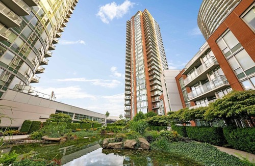 Crosstown Condo | Downtown condo | Sleeps 6 people AC | Pet friendly | Views & Skytrain Access
