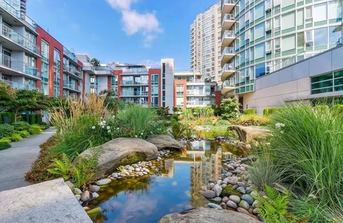 Crosstown Condo | Downtown condo | Sleeps 6 people AC | Pet friendly | Views & Skytrain Access