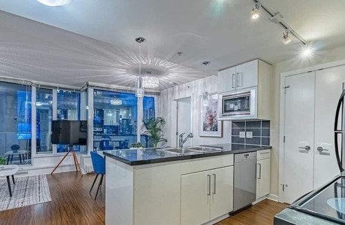 Crosstown Apartment | Downtown Condo with Great City Views