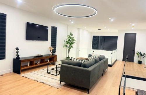 High River Villa | Downtown Luxe Elegant Stay for 2 King Ensuite