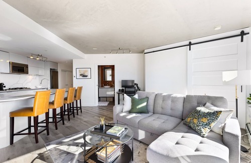 Crosstown Apartment | Downtown Luxury Apartment with Amazing City Views!