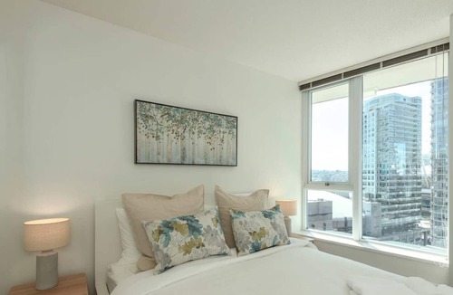 Crosstown Apartment | ★Downtown/RogersArena★✓Parking ✓Pool ✓Hot-tub ✓Gym
