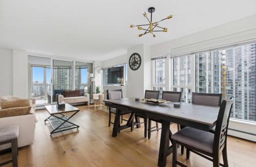 Gastown Apartment | Downtown Skyline Condo with Amazing Views