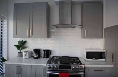 Surrey House | Downtown Townhouse + Free Parking near SkyTrain