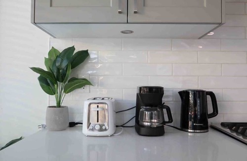 Surrey House | Downtown Townhouse + Free Parking near SkyTrain