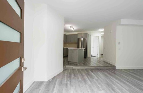 Surrey House | Downtown Townhouse + Free Parking near SkyTrain