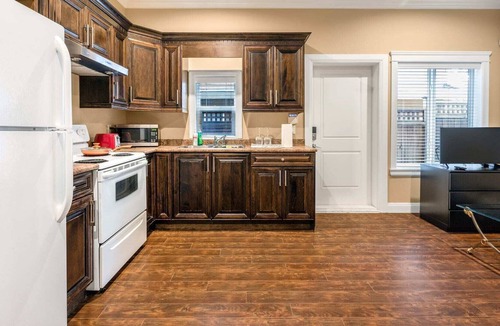 Surrey Newton House | Dream home 1 A suite (kitchen, own entrance )
