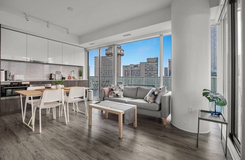 Central Waterfront Hotel | Dream Suite in Harbourfront core with Amazing Lake & CN Tower view