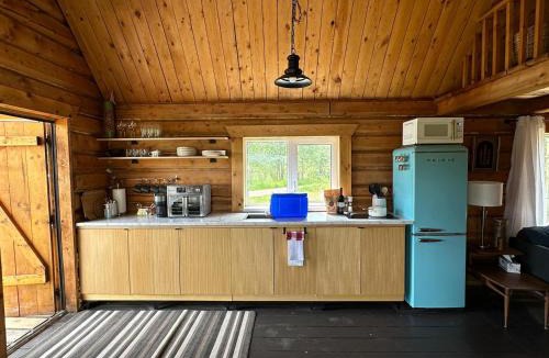 Whitehorse Ski Chalet | Dry Log Cabin with Mountain Views
