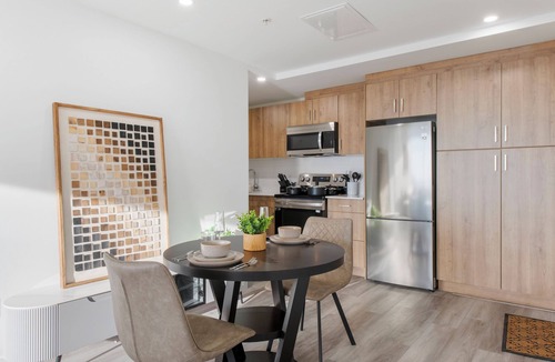Downtown Edmonton Apartment | DT king Bed Suite Stunning Views Free UGprkg+GYM