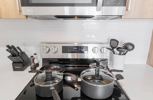 Downtown Edmonton Apartment | DT king Bed Suite Stunning Views Free UGprkg+GYM
