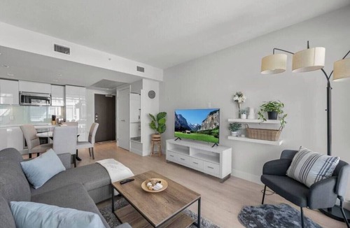 Victoria Park Apartment | DT Views | UG Parking | Central | AC | Pullout Bed