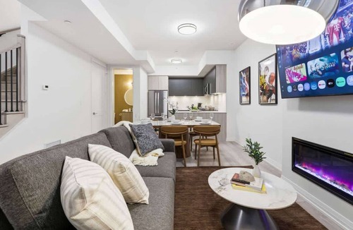 Downtown Toronto Apartment | DTWN Boutique Townhome + Basement Suite |Sleeps 10