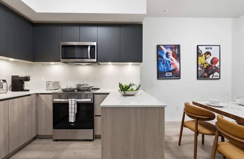 Downtown Toronto Apartment | DTWN Boutique Townhome + Basement Suite |Sleeps 10