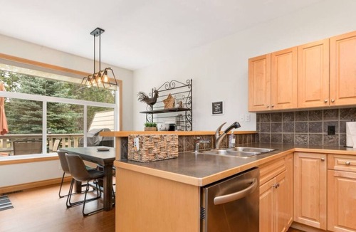 Radium Hot Springs Apartment | Eagle Crest | Steam Shower | Fireplace | Springs