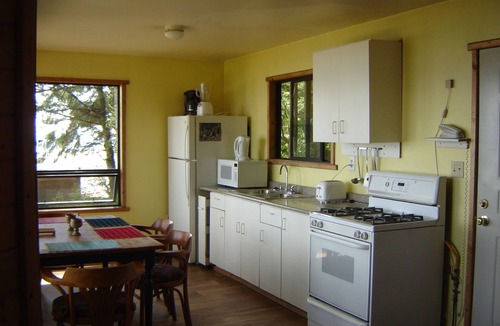Discovery Islands House | Eagletree Cottage -Secluded waterfront tranquility with spectacular view