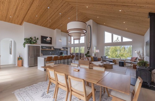 Tofino House | Eaglewood Guesthouse-Walking to shops, Sauna, EV