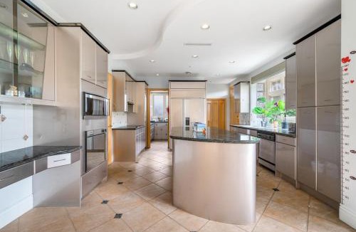 Oakridge House | Easeful Room in Kerrisdale Near UBC and Transit
